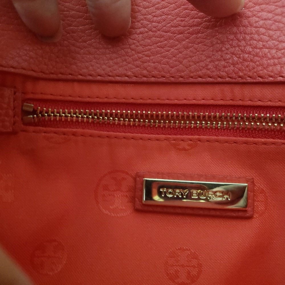 Tory Burch T-Serif Saddlebag Red Pebbled - Picture 4 of 10